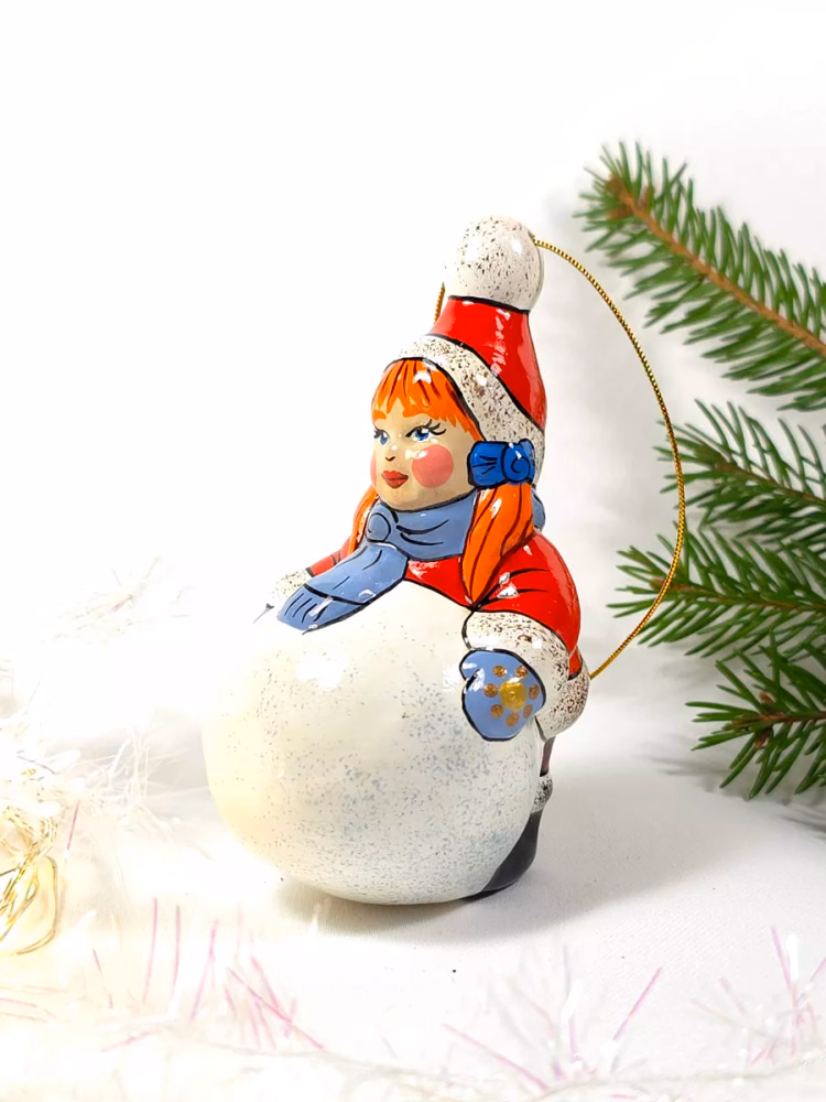 Ёлочная игрушка фарфоровая Девочка со снежком