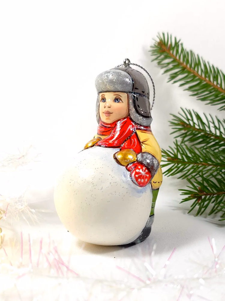 Ёлочная игрушка «Мальчик со снежным комом» в серебристой шапке, фарфор